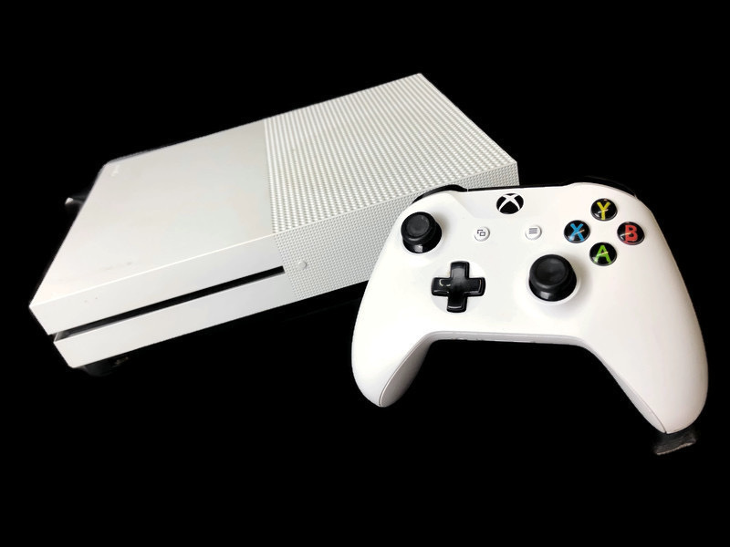 Microsoft 1681 Xbox One S Game Console 1TB White with Matching White ...