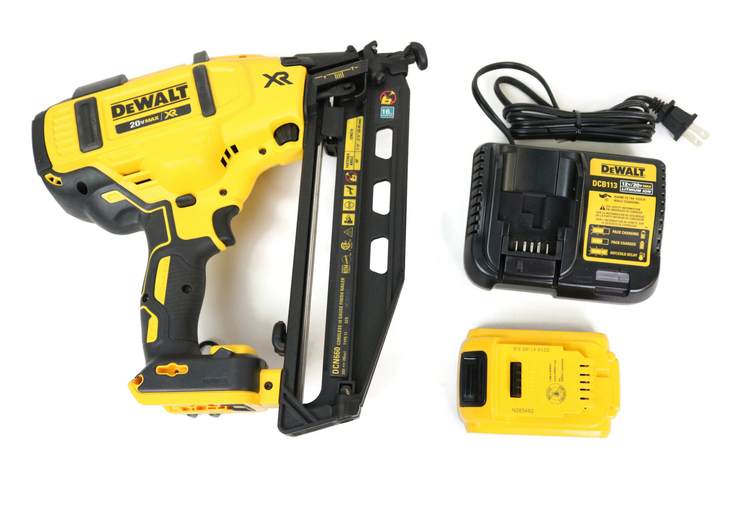 20V MAX 16 GA ANGLED FINISH NAILER KIT Model DCN660 USA Pawn