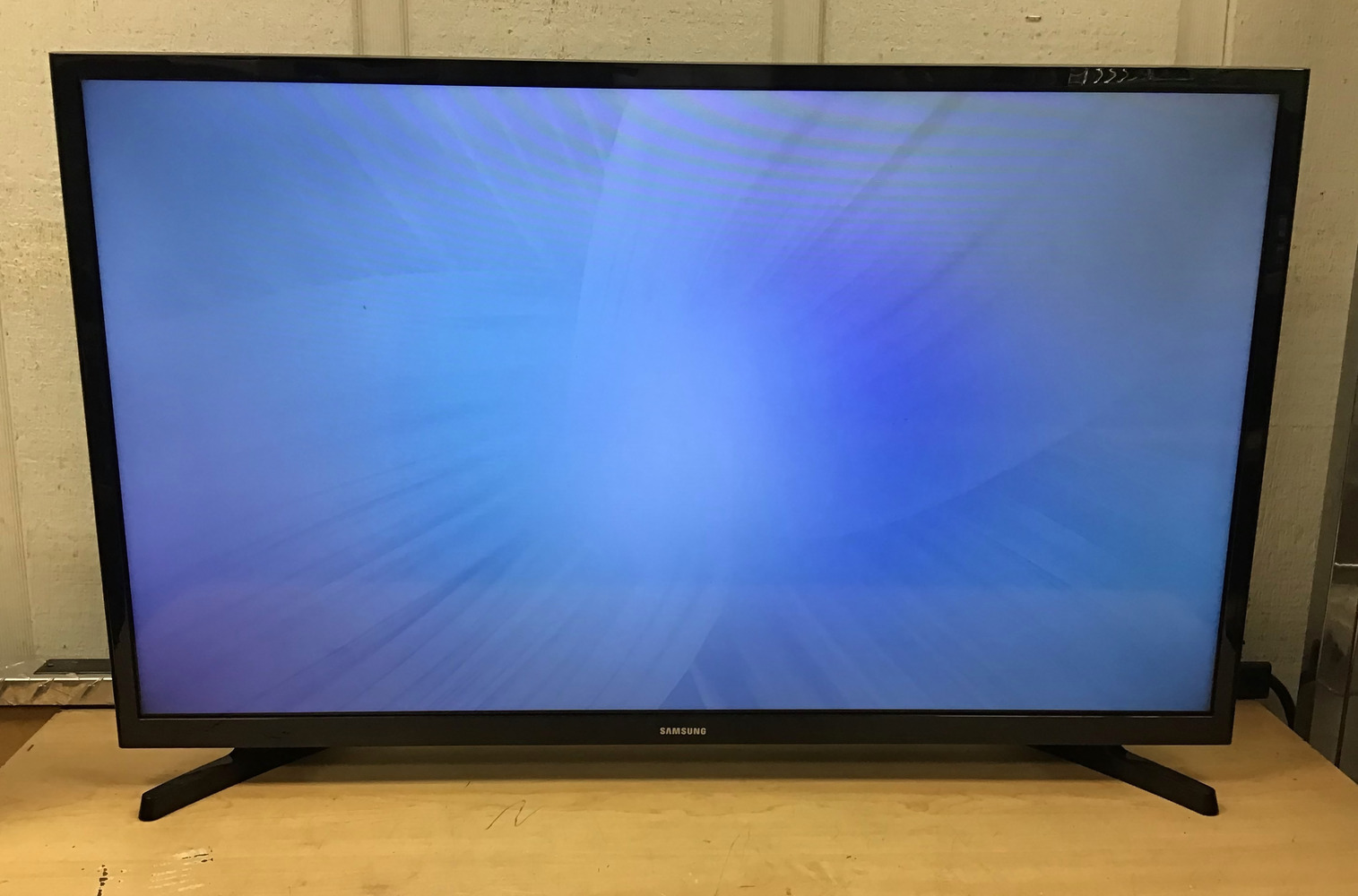 Samsung un32m4500bf 32" Smart TV with Remote USA Pawn