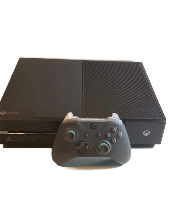 Xbox One 500GB Home Gaming Console Model 1540 With One Controller