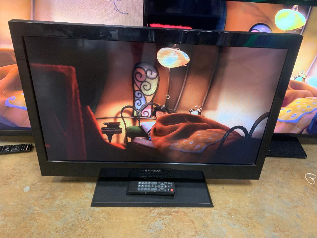 32" Emerson LC320EM2 LCD TV Non Smart USA Pawn