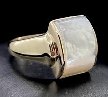 Gold Ladies Ring With Gemstone 10Kt Size 6 1/2