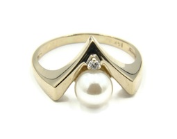 Ladies V - Shaped 14K Yellow Gold 3.5g Cultured Pearl Ring With Diamond Accent 