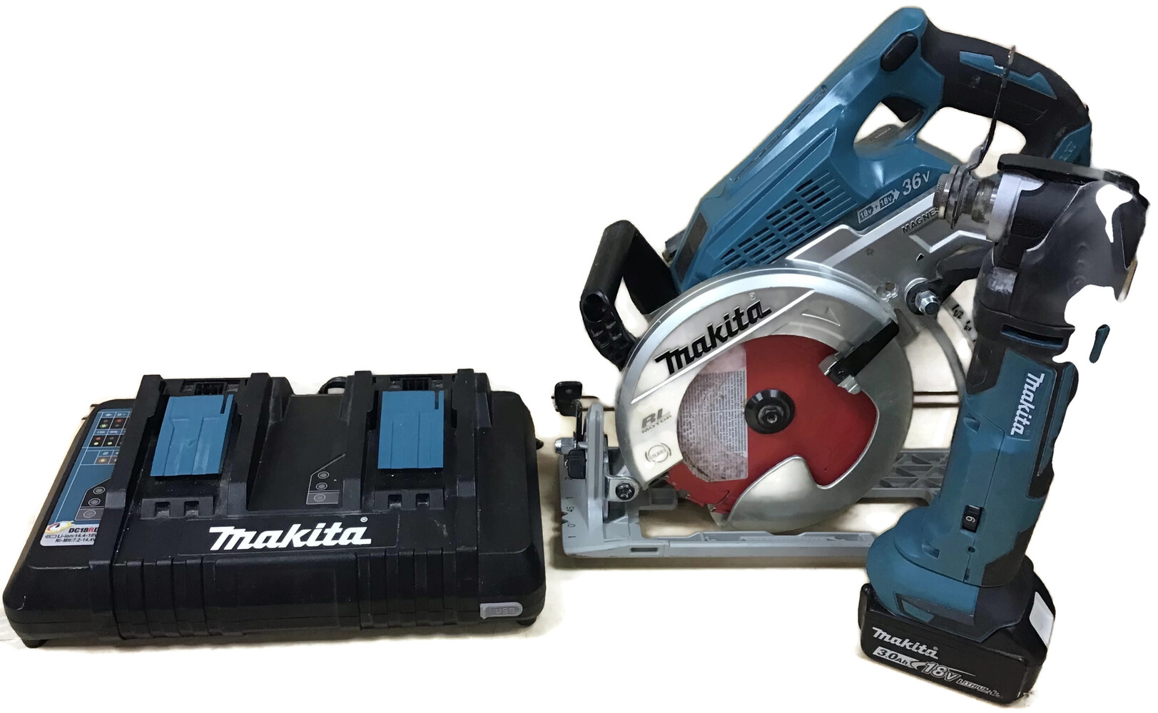 Makita XSR01 Cordless/Worm Saw with Dual Battery Charger USA Pawn