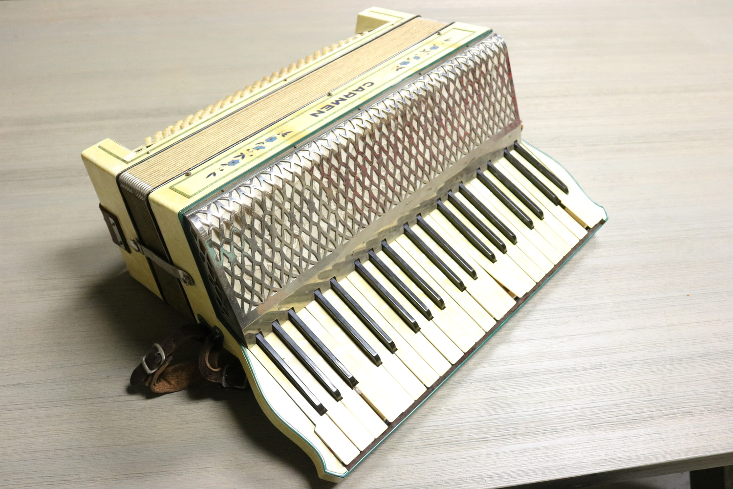 Cream Hohner Carmen Piano Accordion LMM 41 120 USA Pawn