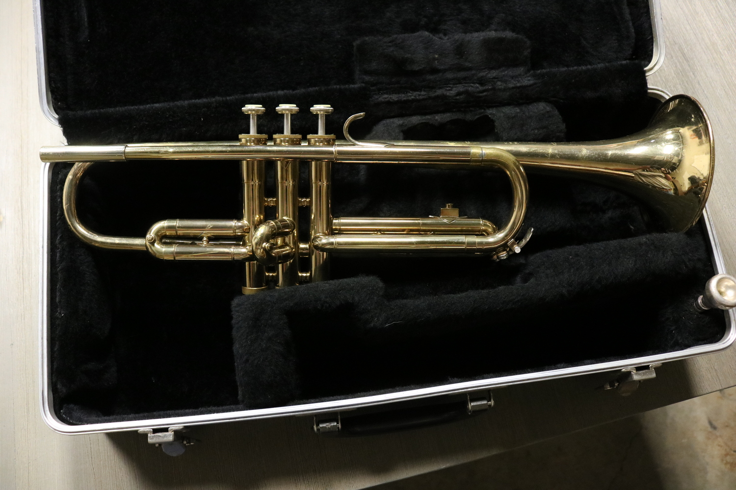 Vintage Bundy ML Brass Beginner Trumpet USA Pawn
