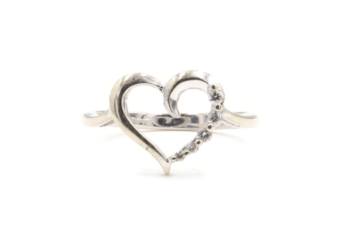 Women's Beautiful Open Heart Design 10KT White Gold 1/10te Round Diamond Ring 