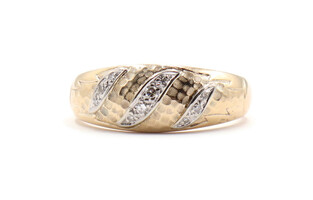 Men's Estate Rare Art Craved 0.22 ctw Round Diamond Etched 14KT Gold Band Ring