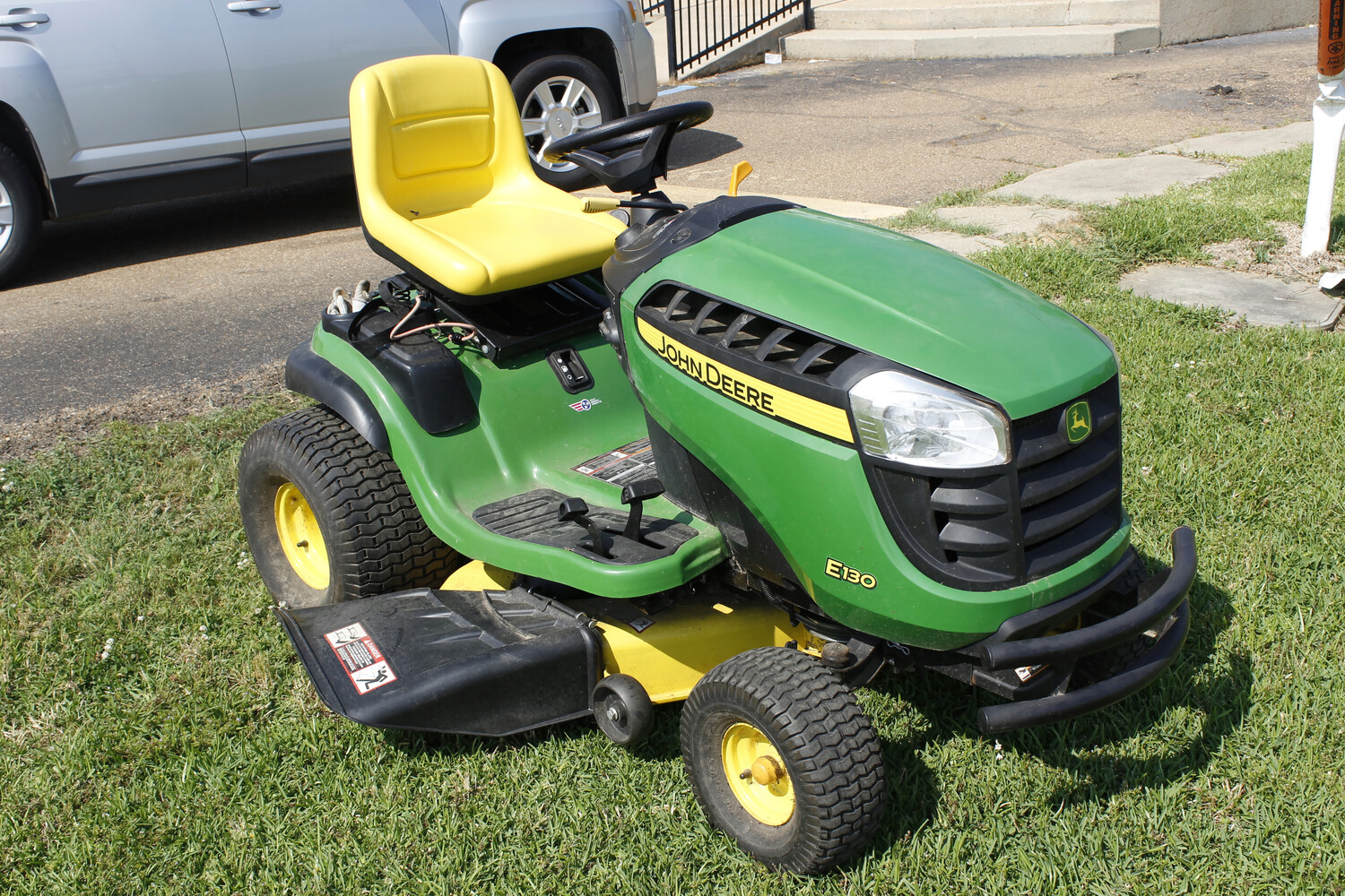 John Deere S Riding Lawn Mower In Hp V Twin Riding Lawn Mower