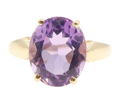3.80 Ctw Oval Amethyst Solitaire Gemstone Ring with in 10KT Yellow Gold - 3.2g