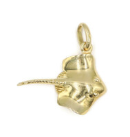 High Shine 18KT Yellow Gold Detailed Ocean Stingray Graphic Necklace Pendant 1"