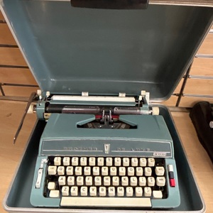 BROTHER De Lux 900 Vintage Typewriter
