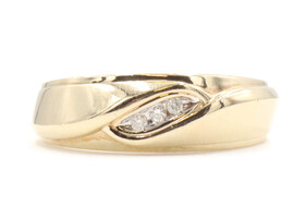 Men's 0.06 ctw Round Diamond Diagonal 7.4mm Wide 10KT Yellow Gold Ring - 3.3g 