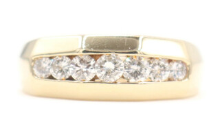 Men's Geometric 0.85 Ctw Round Channel-Set Diamond 14KT Gold Wedding Band Ring