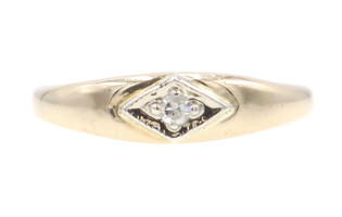 Child's 10KT Yellow Gold 0.02 Ctw Solitaire Round Cut Diamond Estate Ring Size 2