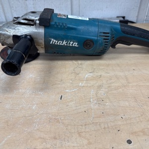 MAKITA GA7021 / GRINDER