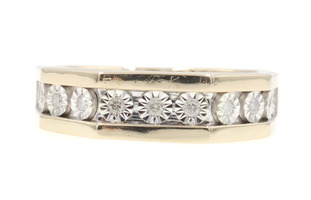 Angled Illusion-Set 0.19 Ctw Round Diamond 10KT Two-Tone Gold Wedding Band Ring