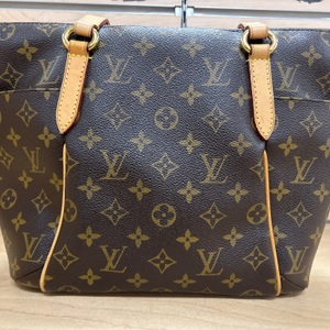 Louis Vuitton Totally MM Monogram Tote Bag