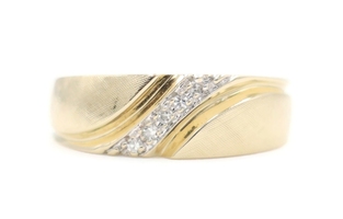 Diagonal 0.07 Ctw Round Diamond 14KT Yellow Gold Florentine-Finish Wedding Ring