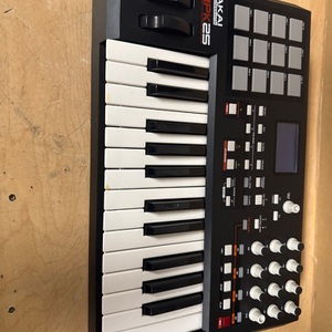 AKAI MPK25 MIDI KEYBOARD
