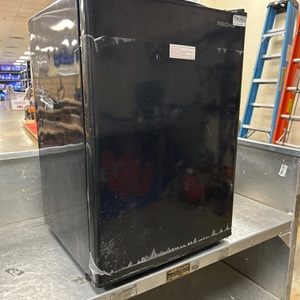 Insignia NS-CF26BK9 Dorm Sized Refrigerator 